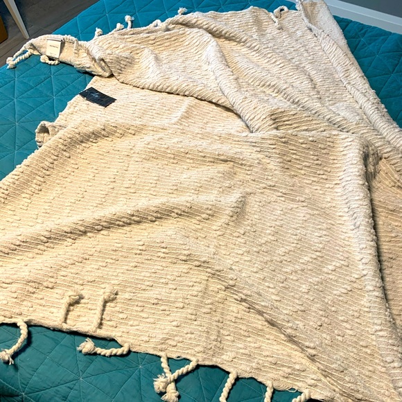 Soho Living Throw 50”x60”. Cotton ‘Rope’ style tassles. Cotton/poly blend. Light - Picture 1 of 4